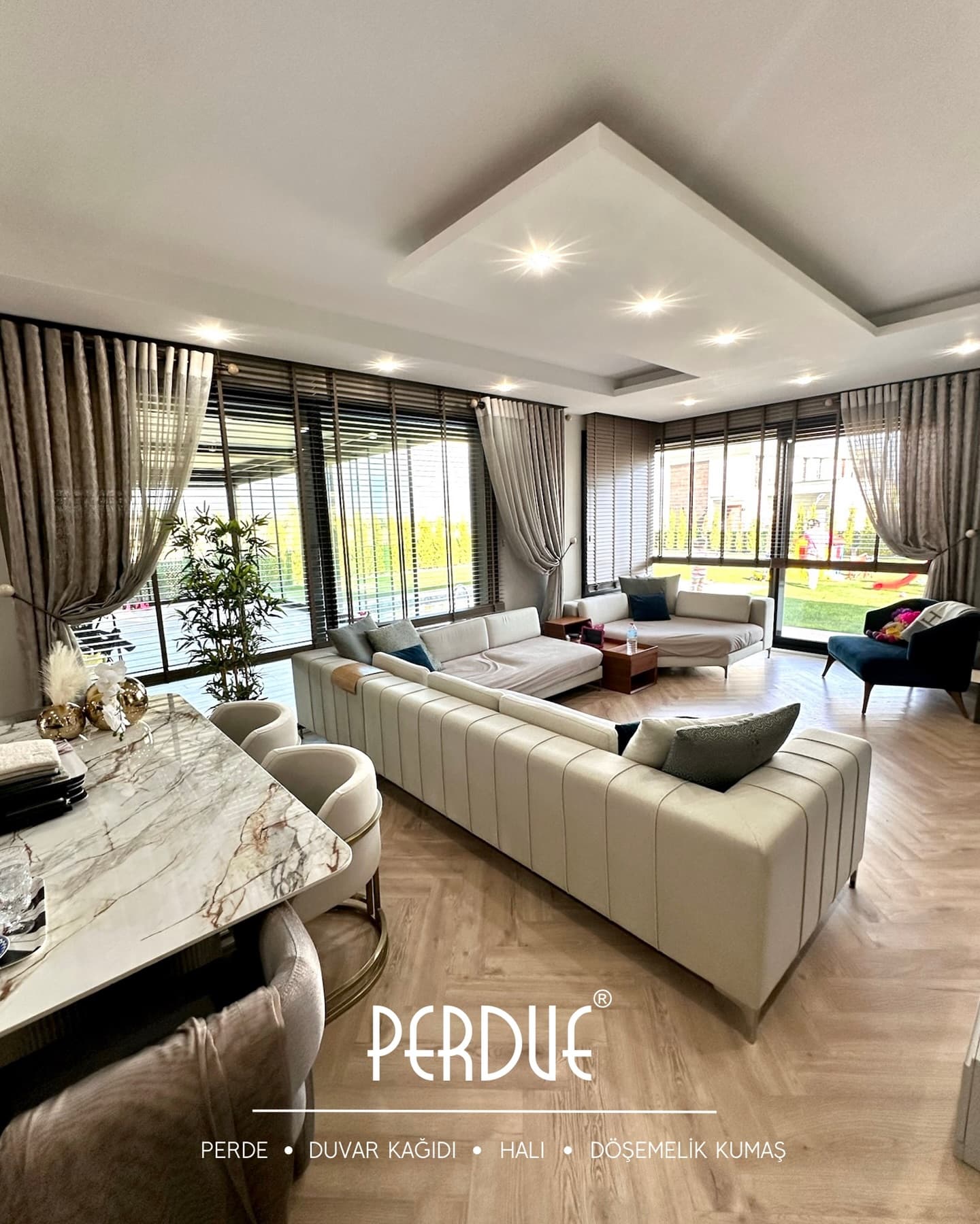 Perdue imzalı katmanlı perde uygulaması — geniş bir salonda tül ve fon perdeler